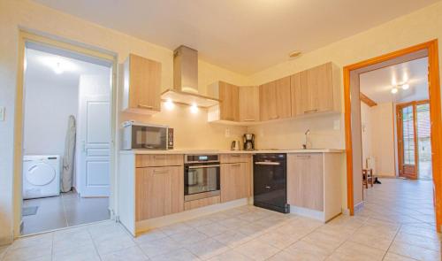 Dapur atau dapur kecil di Le gite de la boderonne