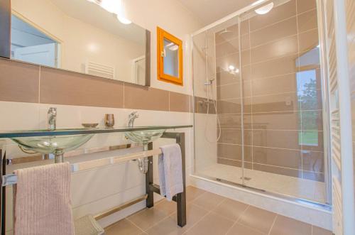 La salle de bains est pourvue de 2 lavabos et d'une douche. dans l'établissement Le gite de la boderonne, à Villy-en-Trodes