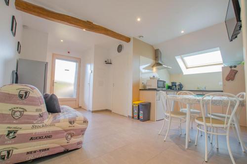 une chambre avec un lit et une cuisine avec une table dans l'établissement La fontainate, à Payns