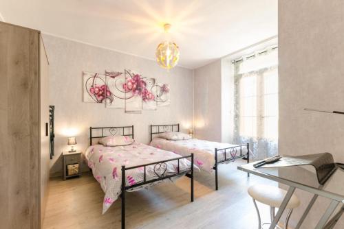 een slaapkamer met 2 bedden en een tafel bij Le gite de tatanne in Villenauxe-la-Grande