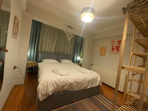 - une chambre avec un grand lit dans l'établissement Central & Cosy Flat near Aegean Sea Bostanlı Cemal Gürsel, à Karşıyaka
