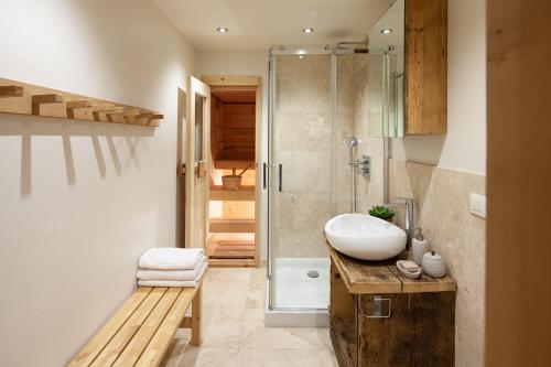 een badkamer met een wastafel en een douche bij Chalet La Chaumière in Chamonix-Mont-Blanc