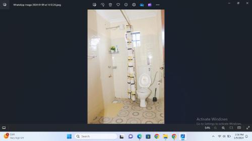 una imagen de baño con aseo en Heavenly Homes - C, en Kakamega