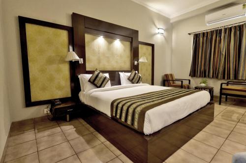 Una cama o camas en una habitación de Hotel Kant Palace