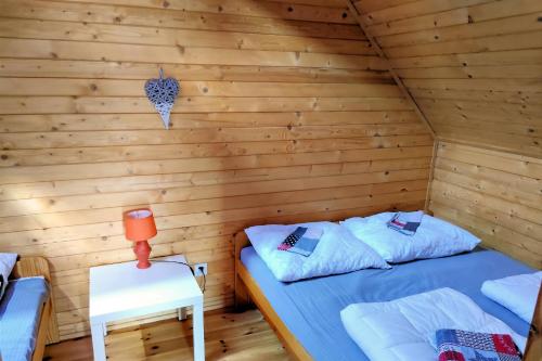 サルビノボにあるMorska Przystań Sarbinowoのログキャビン内のベッド2台が備わる部屋です。