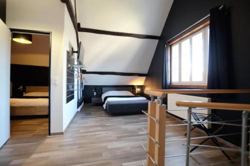 una camera con due letti e una camera con finestra di Le saint vincent ii a Villenauxe-la-Grande