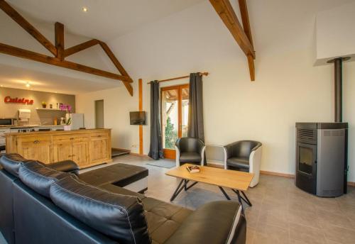 una sala de estar con un sofá y una mesa en Au vieux chene, en Ormes