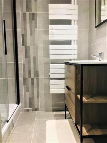 a bathroom with a sink and a shower at Au vieux chêne in Ormes