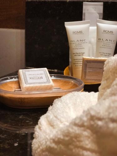 a table with a tray of moisturizers and other products at Chalés Vani in Resende