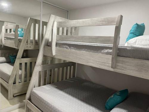 two bunk beds in a room with a mirror at Casa vacacional Tequesquitengo in Tequesquitengo