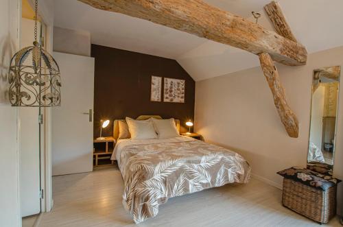 1 dormitorio con 1 cama grande en una habitación en Le coteau de l'orme, en Dosches