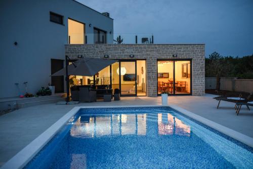 Bazén v ubytovaní Villa EmMa Istria in Central Istria with sea view, pool heating and underfloor heating alebo v jeho blízkosti
