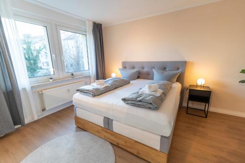 ein Schlafzimmer mit einem Bett mit zwei Kissen darauf in der Unterkunft RR - Stylish Apartment 50qm - WIFI - Washer - TV in Magdeburg
