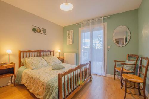 1 dormitorio con 1 cama, mesa y sillas en La maison vautier, en Vendeuvre-sur-Barse