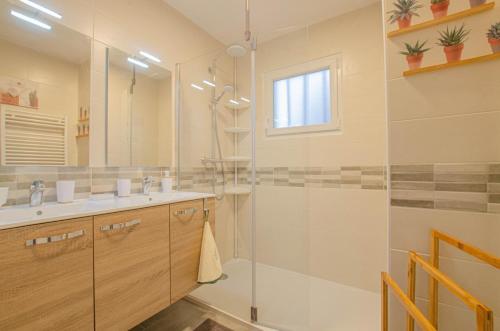 y baño con ducha acristalada y lavamanos. en La maison vautier en Vendeuvre-sur-Barse