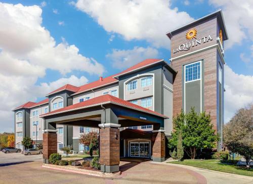 a rendering of a hotel with a suntrust building at La Quinta by Wyndham Fort Worth NE Mall in Hurst