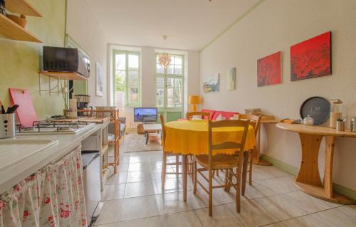 une cuisine et une salle à manger avec une table et des chaises jaunes dans l'établissement Parenthese, à Villenauxe-la-Grande