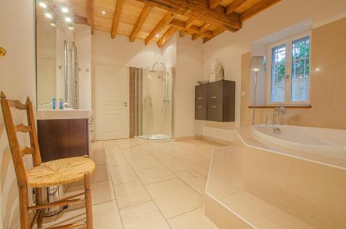 Le cottage في Payns: حمام مع حوض استحمام ودش ومغسلة