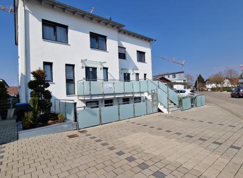 ルストにあるKern Apartmentsの前に柵がある白い建物