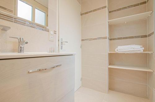 une salle de bain avec un lavabo et une douche dans l'établissement Pommes et fraises, à Troyes