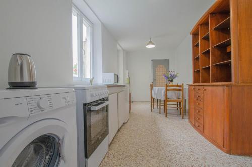 cocina con lavadora y secadora en una habitación en L'esperance, en Ferreux