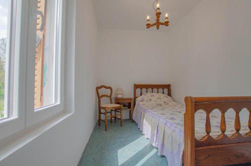 1 dormitorio con cama, mesa y ventana en L'esperance, en Ferreux