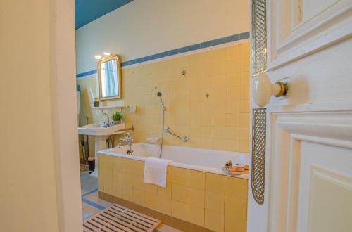 een badkamer met een bad en een wastafel bij L'instant champenois in Bréviandes