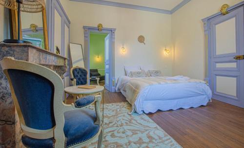 布里維安德斯的住宿－L'instant champenois & son annexe，卧室配有一张床和一张桌子及椅子