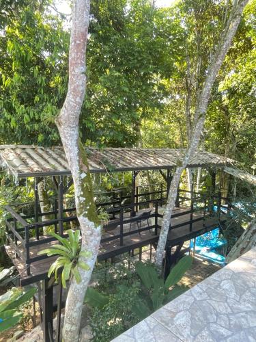 Swimmingpoolen hos eller tæt på MARAVISTA SUÍTES Ubatuba