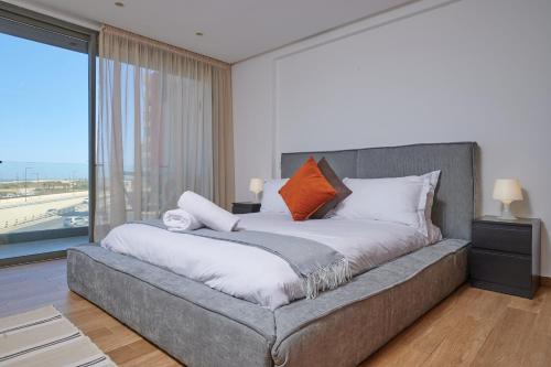 Кровать или кровати в номере Apartment Sea View B2 - Mosquée Hassan II - By TheCasaEdition