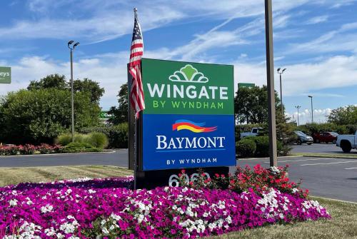 a sign for the entrance to a winnie sign yawnunit at Baymont by Wyndham Dayton North in Dayton