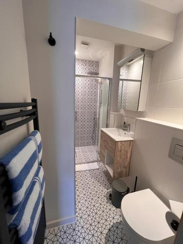 a small bathroom with a shower and a toilet at Lido Townhouse in Bristol