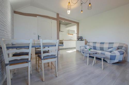 JeugnyにあるLa louviereのテーブルと椅子とソファのあるリビングルーム