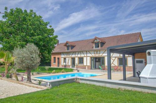 a house with a swimming pool in the yard at Au naturel in Montreuil-sur-Barse