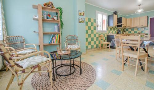 une cuisine et une salle à manger avec une table et des chaises dans l'établissement Les bulles de l'arce, à Essoyes