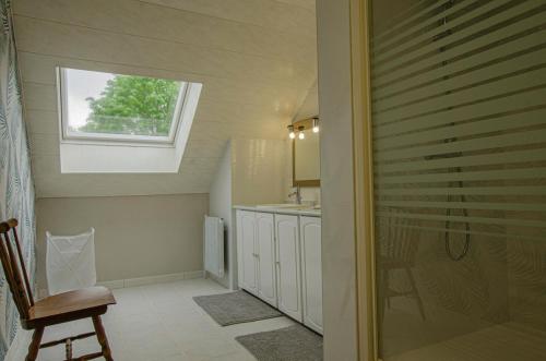 una pequeña cocina con ventana y fregadero en Le gite du cerf, 