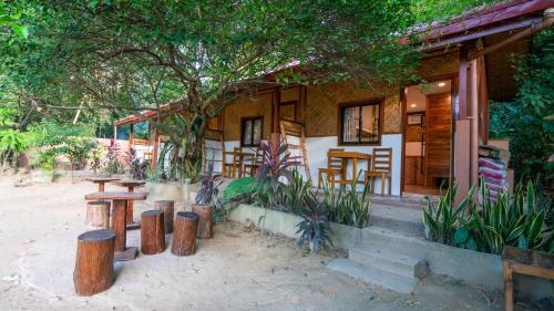 une maison avec des tables et des chaises devant elle dans l'établissement Masayana, à El Nido