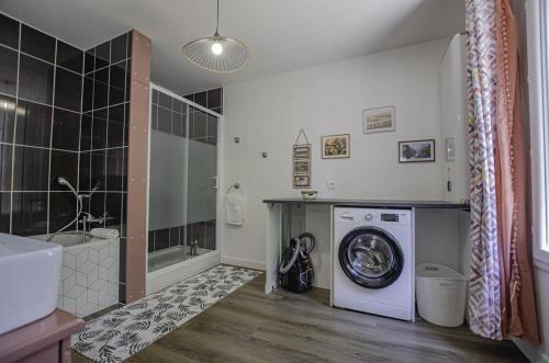 a bathroom with a washing machine in a bathroom at Le refuge in Saint-Julien-les-Villas