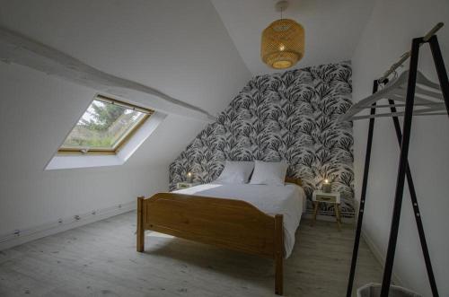 una camera con un letto a parete grande di Chez pat & fred a Balnot-la-Grange