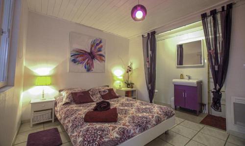 1 dormitorio con 1 cama grande y lavamanos en Au chant du coq, en Saint-Lyé