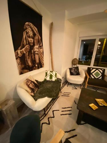 - un salon orné d'une grande peinture murale dans l'établissement Villa des Pins, à Jullouville