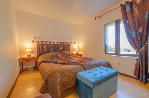 Un dormitorio con una cama grande y una ventana en Les epervieres, en Lentilles