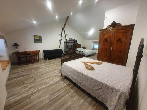 - une chambre avec 2 lits et un bureau dans l'établissement studio3 spacieux 1à4 pers, à Marboz