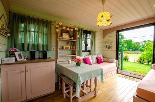 Maisons-lès-ChaourceにあるLa villa des chouettesの小さなお部屋で、テーブルとソファが備わります。