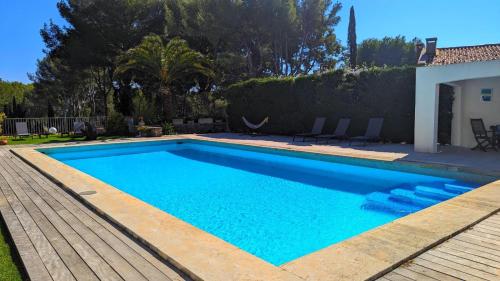 una piscina de agua azul en un patio en Villa Serena en La Ciotat