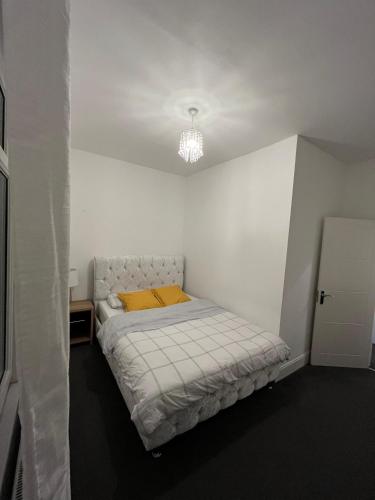 Säng eller sängar i ett rum på Two bedroom House in central Hartlepool