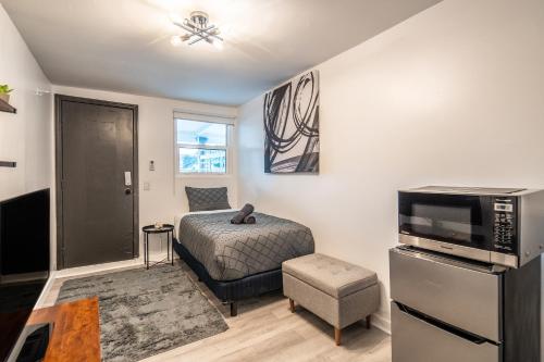 une petite chambre avec un lit et une télévision dans l'établissement Cozy Studio w/gated parking, à Miami