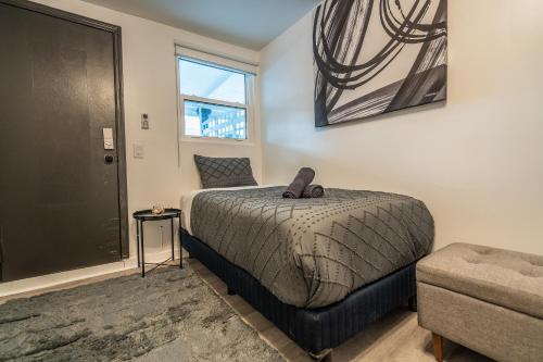 une chambre avec un lit et une fenêtre dans l'établissement Cozy Studio w/gated parking, à Miami