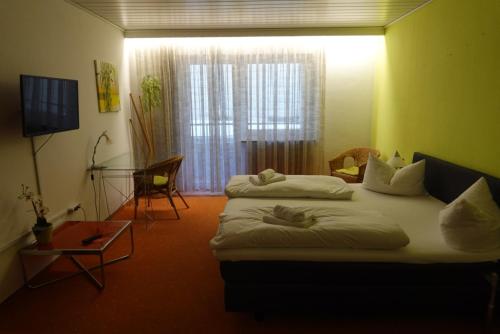 Un pat sau paturi într-o cameră la Hotel Birnbaum