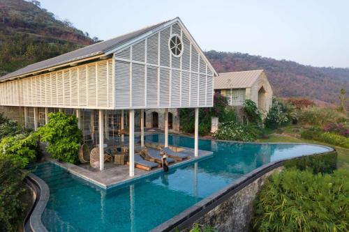 Πισίνα στο ή κοντά στο LohonoStays Villa The Ray